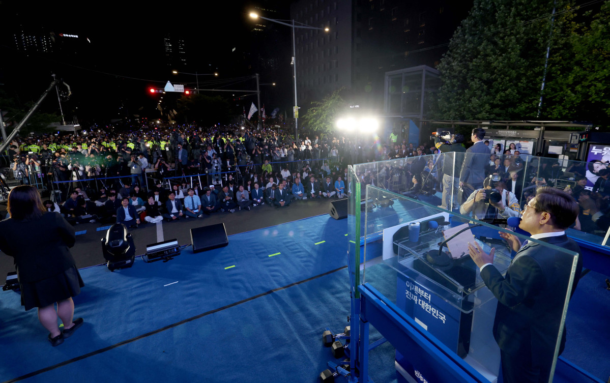 ▲제21대 대통령 선거 이튿날인 4일 이재명 더불어민주당 대선 후보가 당선이 확실시되자 서울 여의도 국회 앞에 마련된 무대를 찾아 당선 수락연설을 하고 있다. 신태현 기자 holjjak@