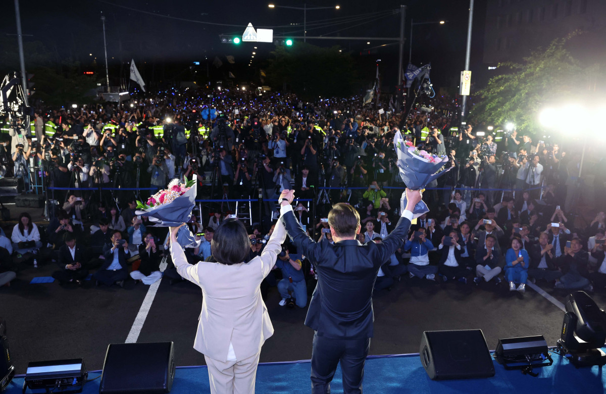 ▲제21대 대통령 선거 이튿날인 4일 이재명 더불어민주당 대선 후보가 당선이 확실시되자 서울 여의도 국회 앞에 마련된 무대를 찾아 당선 수락연설에 앞서 아내 김혜경 여사와 인사하고 있다. 신태현 기자 holjjak@