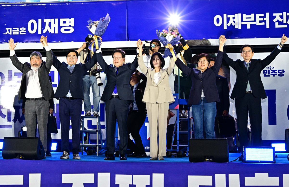 ▲제21대 대통령 선거 이튿날인 4일 이재명 더불어민주당 대선 후보가 당선이 확실시되자 서울 여의도 국회 앞에 마련된 무대를 찾아 아내 김혜경 여사와 인사하고 있다. 신태현 기자 holjjak@