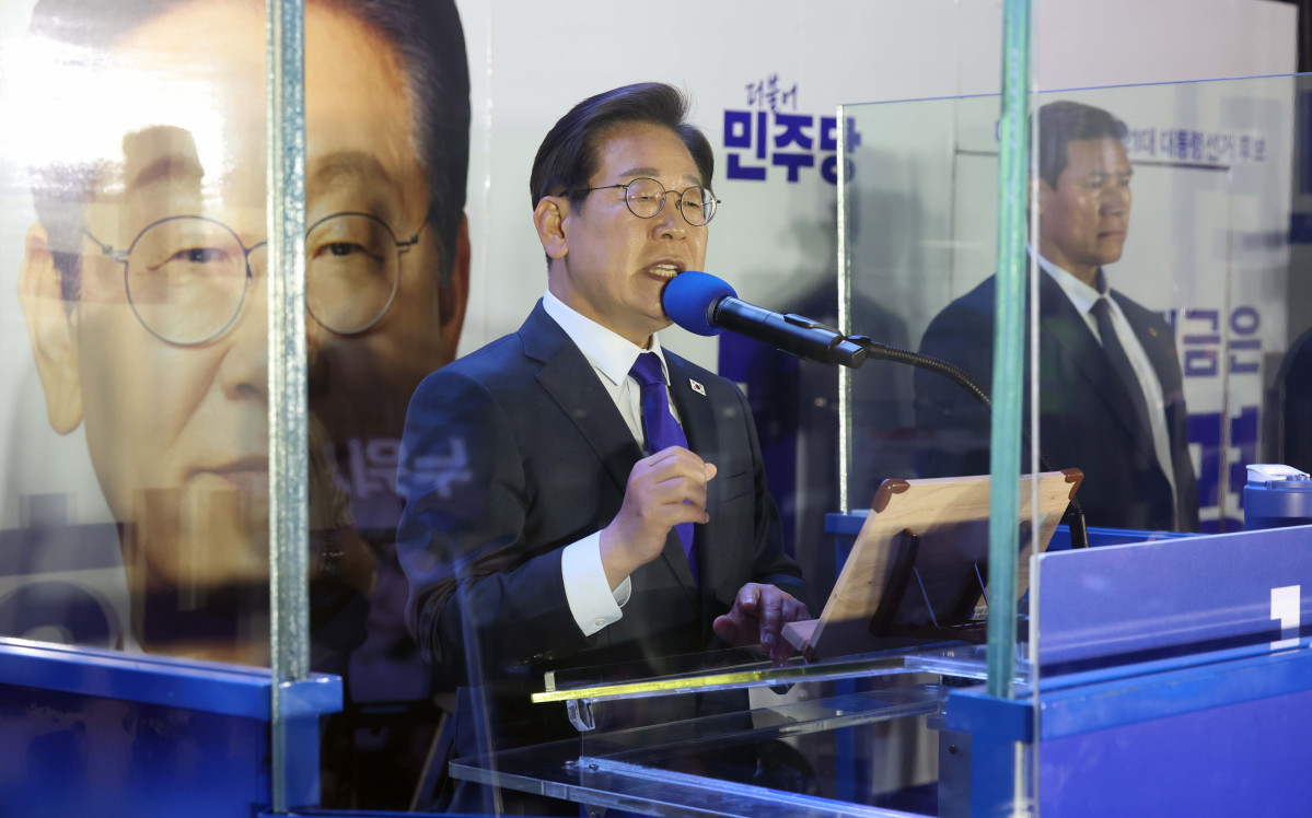 ▲제21대 대통령 선거 이튿날인 4일 이재명 더불어민주당 대선 후보가 당선이 확실시되자 서울 여의도 국회 앞에 마련된 무대를 찾아 당선 수락연설을 하고 있다. 신태현 기자 holjjak@