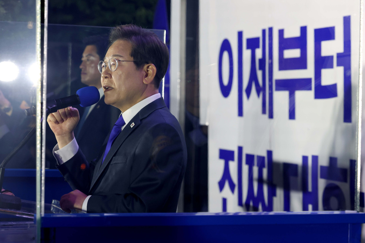 ▲제21대 대통령 선거 이튿날인 4일 이재명 더불어민주당 대선 후보가 당선이 확실시되자 서울 여의도 국회 앞에 마련된 무대를 찾아 당선 수락연설을 하고 있다. 신태현 기자 holjjak@