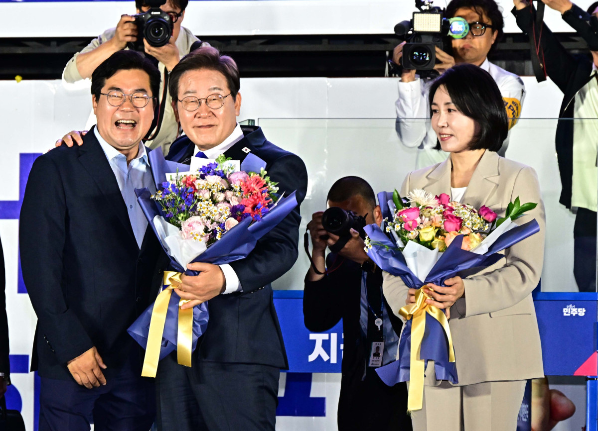 ▲제21대 대통령 당선이 확실시 되는 이재명 더불어민주당 대선 후보가 4일 서울 여의도 국회 정문 앞에 마련된 개표방송 야외무대에서 박찬대 상임총괄선대위원장과 인사를 하고 있다. 신태현 기자 holjjak@