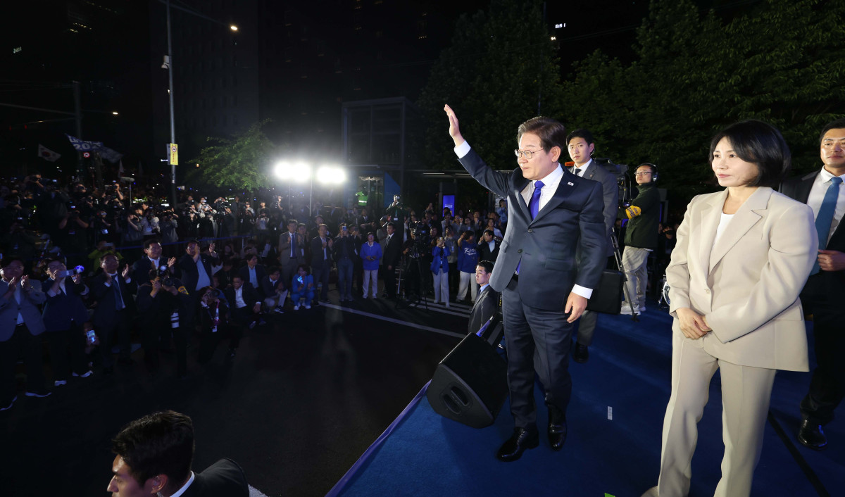 ▲제21대 대통령 선거 이튿날인 4일 이재명 더불어민주당 대선 후보가 당선이 확실시되자 서울 여의도 국회 앞에 마련된 무대를 찾아 당선 수락연설을 마친 뒤 아내 김혜경 여사와 인사하고 있다. 신태현 기자 holjjak@
