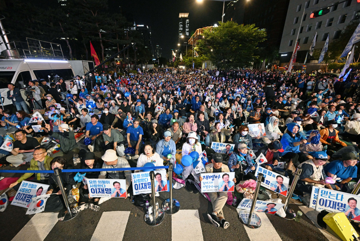 ▲제21대 대통령 선거 이튿날인 4일 이재명 더불어민주당 대선 후보가 당선이 확실시되자 서울 여의도 국회 앞에 마련된 무대 앞에서 지지자들이 환호하고 있다. 신태현 기자 holjjak@