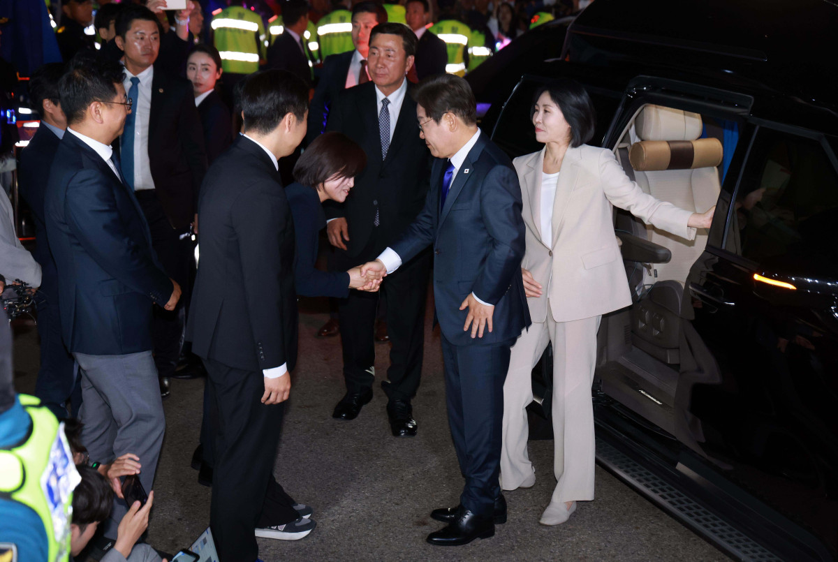 ▲제21대 대통령 당선이 확실시되는 이재명 더불어민주당 대선 후보가 4일 선대위원장들에게 감사 인사를 하기 위해 서울 여의도 중앙당사로 들어가고 있다. 신태현 기자 holjjak@