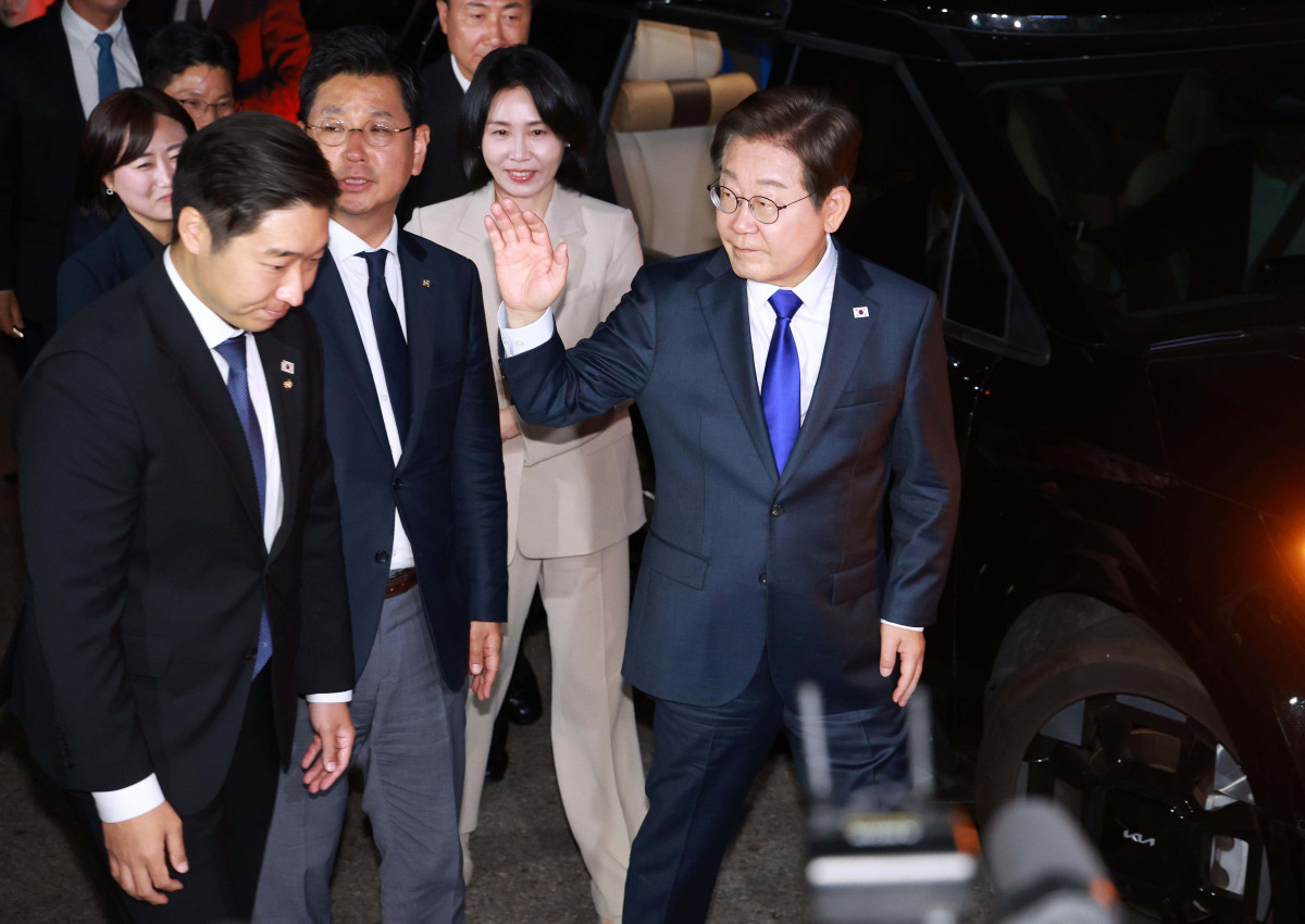 ▲이재명 더불어민주당 대통령 후보가 당선이 확실시된 가운데 4일 서울 여의도 더불어민주당 당사에 들어서며 손을 흔들고 있다. 신태현 기자 holjjak@