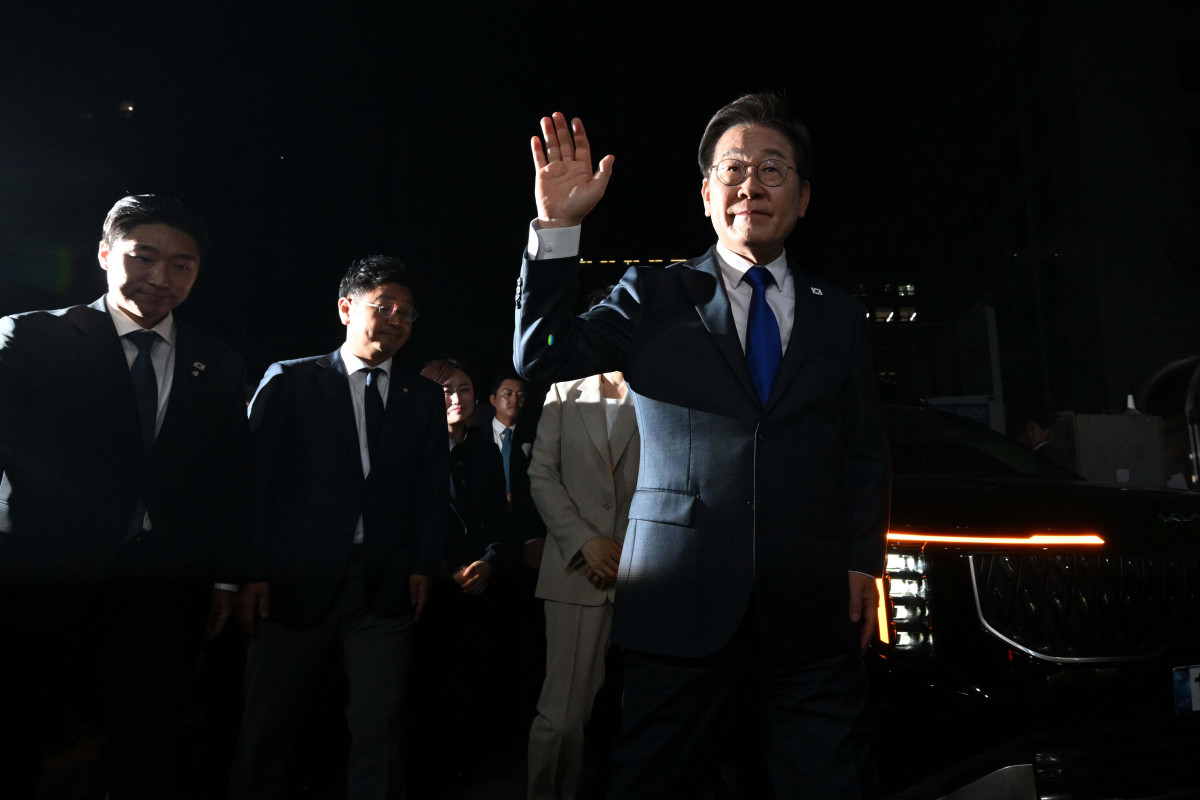 ▲제21대 대통령 당선이 확실시되는 더불어민주당 이재명 대선 후보가 4일 선대위원장들에게 감사 인사를 하기 위해 서울 여의도 당사로 들어가고 있다. 신태현 기자 holjjak@