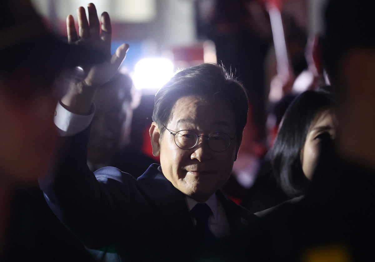 ▲이재명 더불어민주당 대통령 후보가 당선이 확실시된 가운데 4일 서울 여의도 더불어민주당 당사에서 나서며 손을 들어 지지자들에게 답하고 있다. 신태현 기자 holjjak@