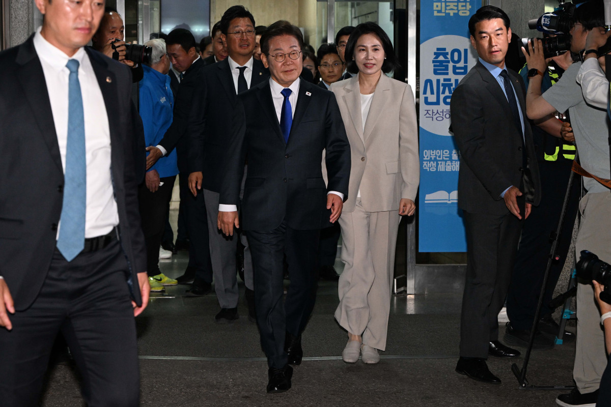 ▲제21대 대통령 당선이 확실시되는 더불어민주당 이재명 대선 후보가 4일 선대위원장들에게 감사 인사를 하기 위해 서울 여의도 당사를 방문한 뒤 국민 개표방송 행사로 향하고 있다. 신태현 기자 holjjak@