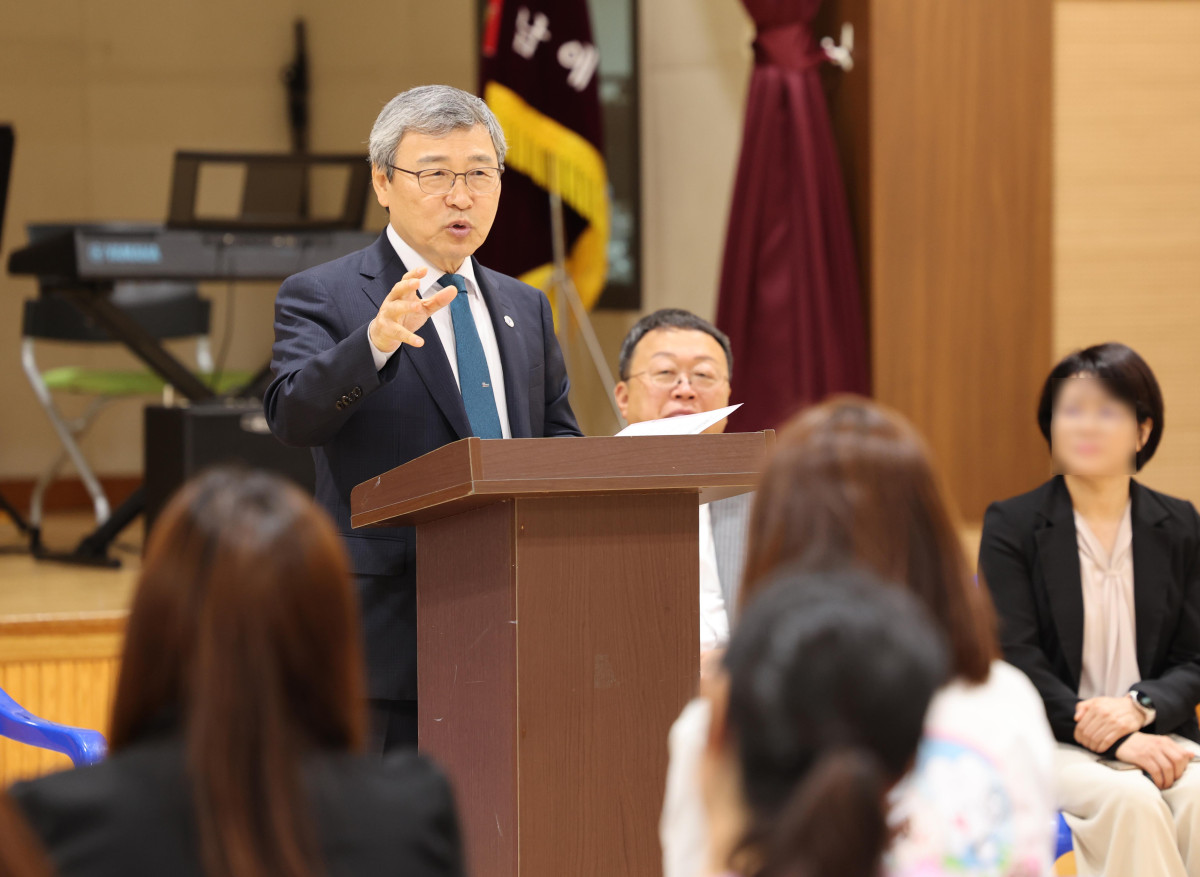 ▲정근식 서울시교육감이 23일 서울 학생들이 농어촌유학 중인 강원특별자치도 양양군 남애초등학교를 방문해 학생 및 학부모와 대화하고 있다. (뉴시스)
