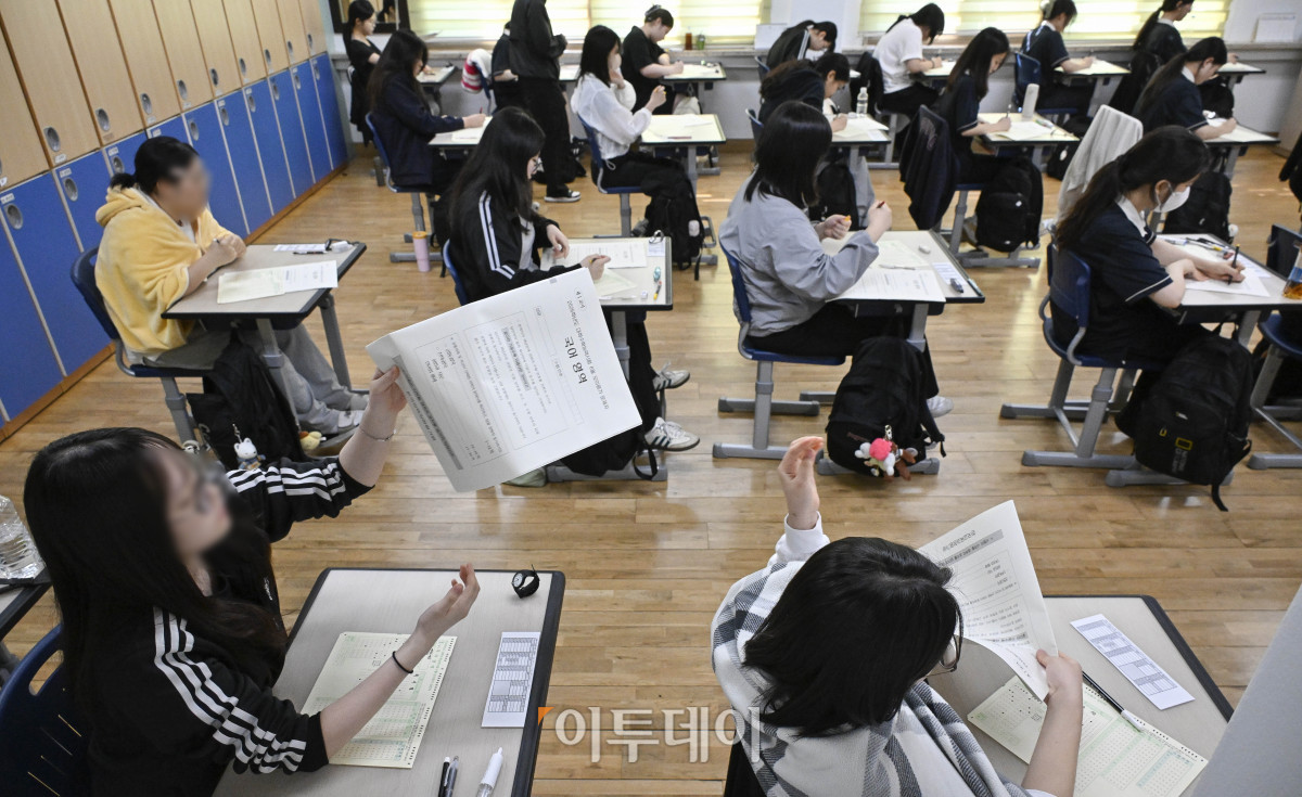 ▲2026학년도 대학수학능력시험 6월 모의평가 시행일인 4일 서울 영등포구 여의도여자고등학교에서 학생들이 시험지를 배부받고 있다. 조현호 기자 hyunho@