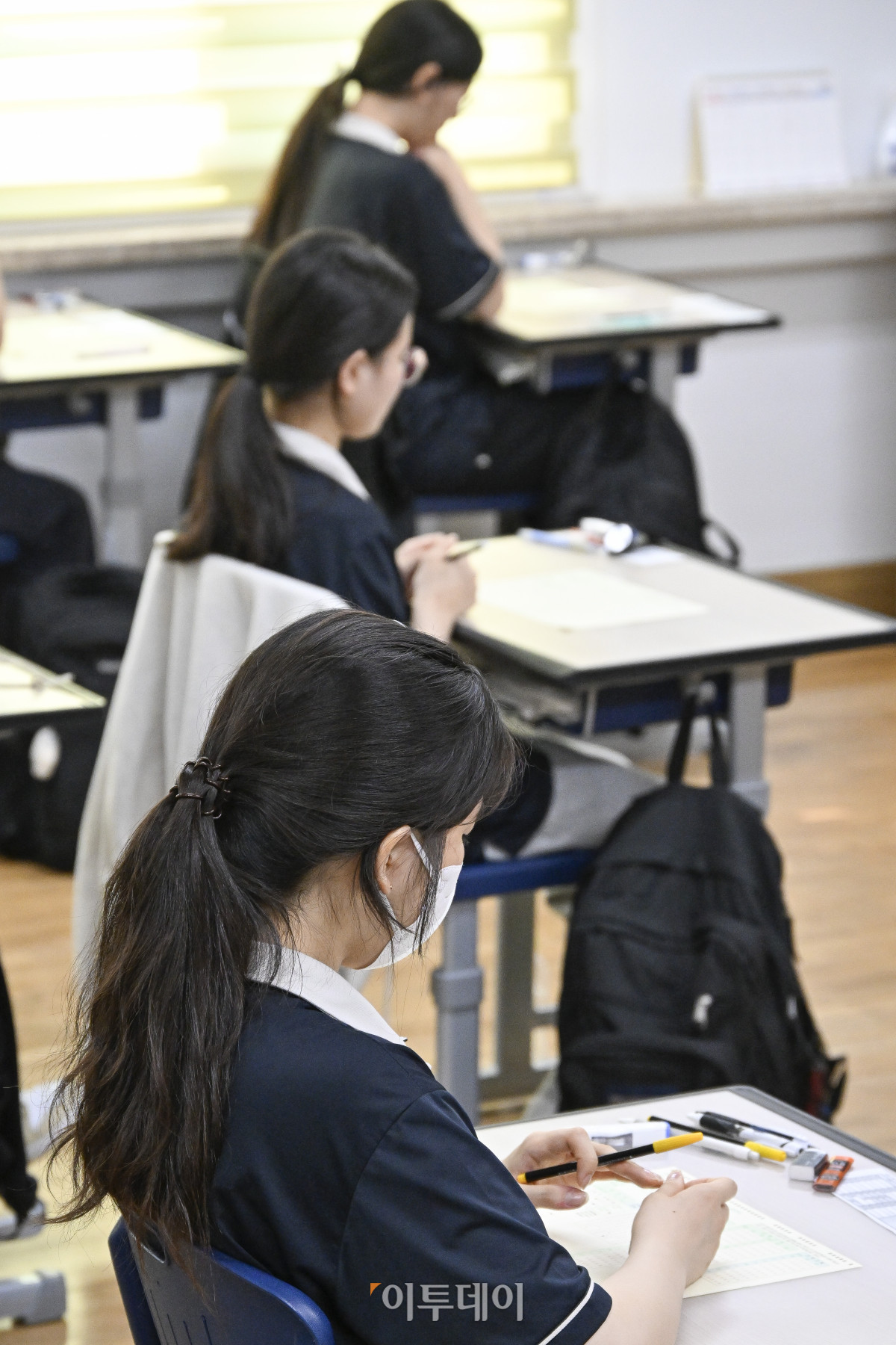 ▲2026학년도 대학수학능력시험 6월 모의평가 시행일인 4일 서울 영등포구 여의도여자고등학교에서 학생들이 시험 준비를 하고 있다. 조현호 기자 hyunho@