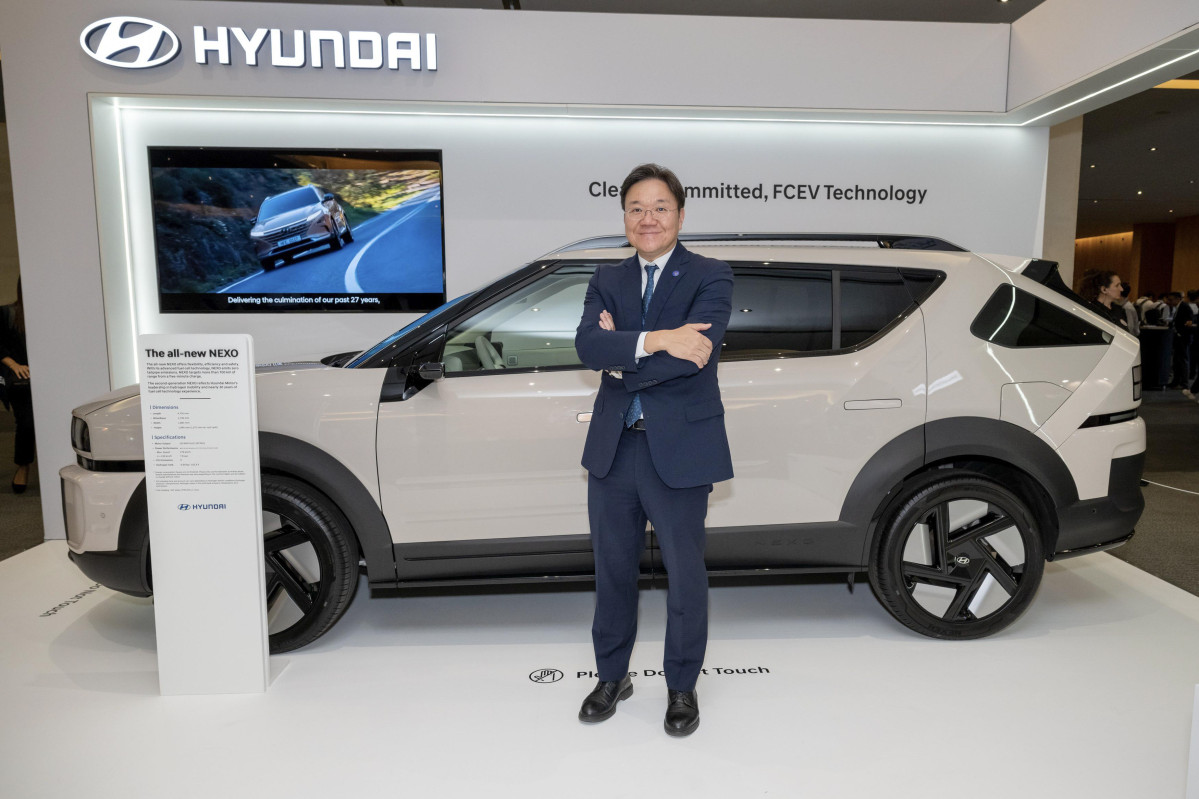 ▲세계자동차공학회연합(FISITA) 회장으로 임기를 시작한 김창환 현대차·기아 전동화에너지솔루션담당 부사장이 신형 수소전기차 ‘디 올 뉴 넥쏘’ 앞에서 기념 사진을 촬영하는 모습. (사진=현대차그룹)