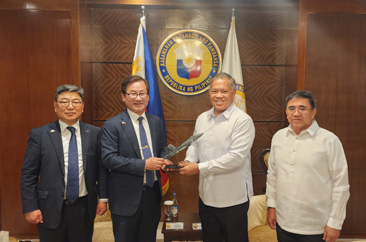 ▲(왼쪽부터) 최종원 KAI 전략본부장, 강구영 KAI 사장, 미손 획득 필리핀 차관, 호나산 필리핀 회득차관보. (KAI)