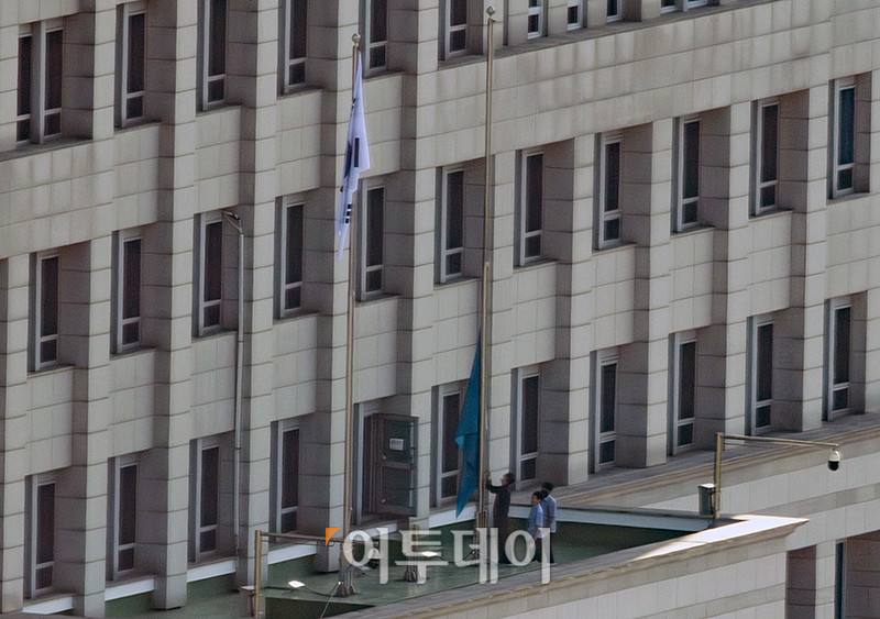 ▲이재명 제21대 대통령의 임기가 시작된 4일 서울 용산구 대통령실 청사에서 관계자들이 봉황기를 게양하고 있다. 사진공동취재단