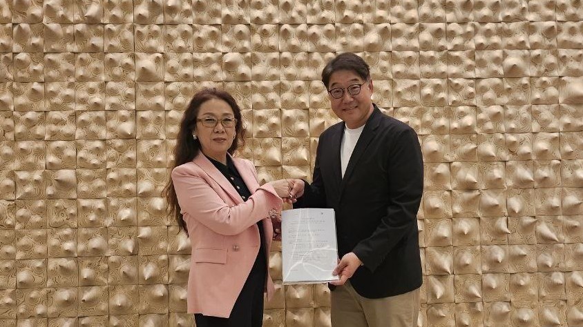 ▲카타리나 리 외교컬쳐클럽 회장(왼쪽)과 고병철 엔에스이엔엠 대표가 2일 서울 프라자 호텔에서 업무협약을 체결한 후 기념촬영을 하고 있다.(엔에스이엔엠 제공)