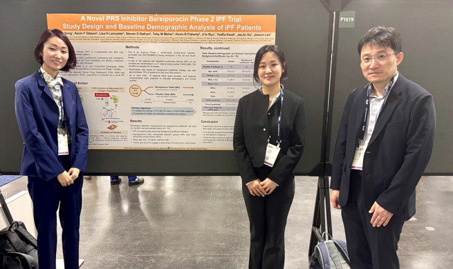▲송진우(오른쪽) 서울아산병원 호흡기내과 교수가 베르시포로신 포스터 발표 현장에서 관계자들과 함께하고 있다. (사진제공=대웅제약)