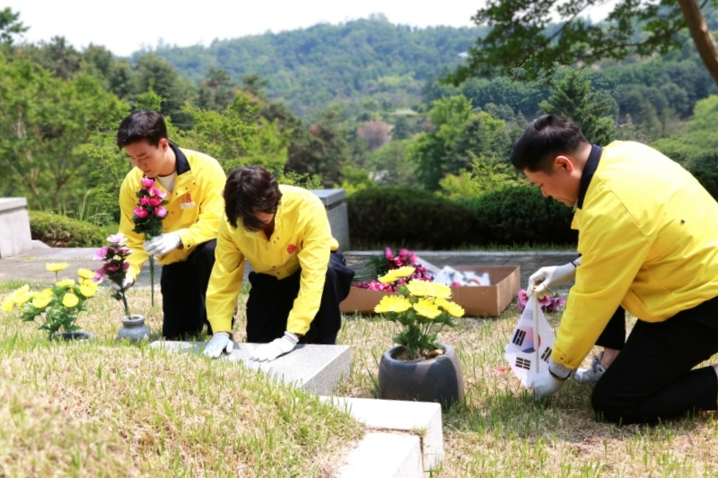 ▲아성다이소 임직원들이 지난달 30일 국립서울현충원에서 봉사활동을 하고 있다. (사진제공=아성다이소)