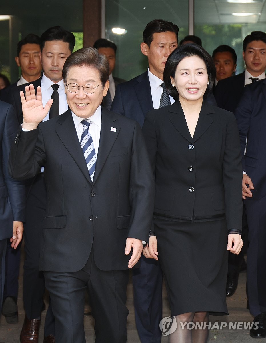 ▲이재명 대통령과 김혜경 여사가 4일 인천 계양구 사저에서 나오며 주민, 지지자를 향해 인사하고 있다.  (연합뉴스)