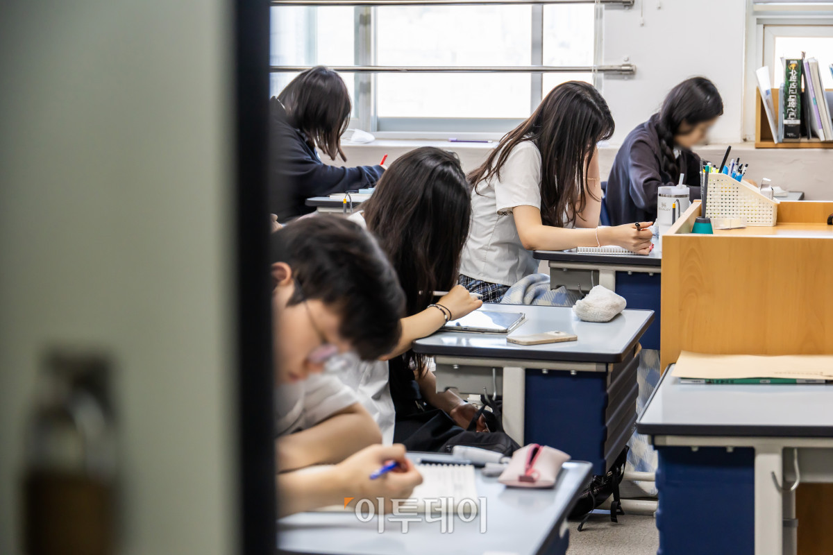 ▲2026학년도 대학수학능력시험 6월 모의평가 시행일인 지난달 4일 서울 금천구 금천고등학교에서 학생들이 시험 준비를 하고 있다. 사진공동취재단