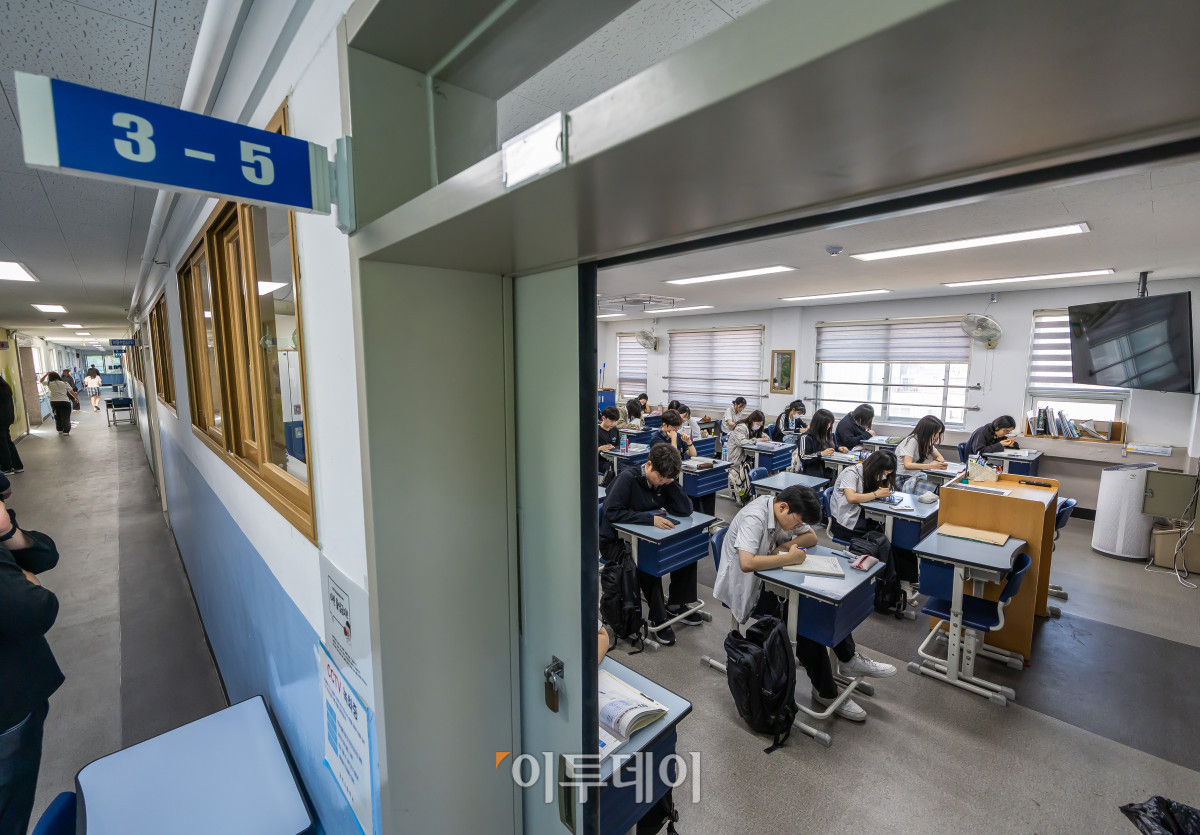 ▲2026학년도 대학수학능력시험 6월 모의평가 시행일인 4일 서울 금천구 금천고등학교에서 학생들이 시험 준비를 하고 있다. 사진공동취재단