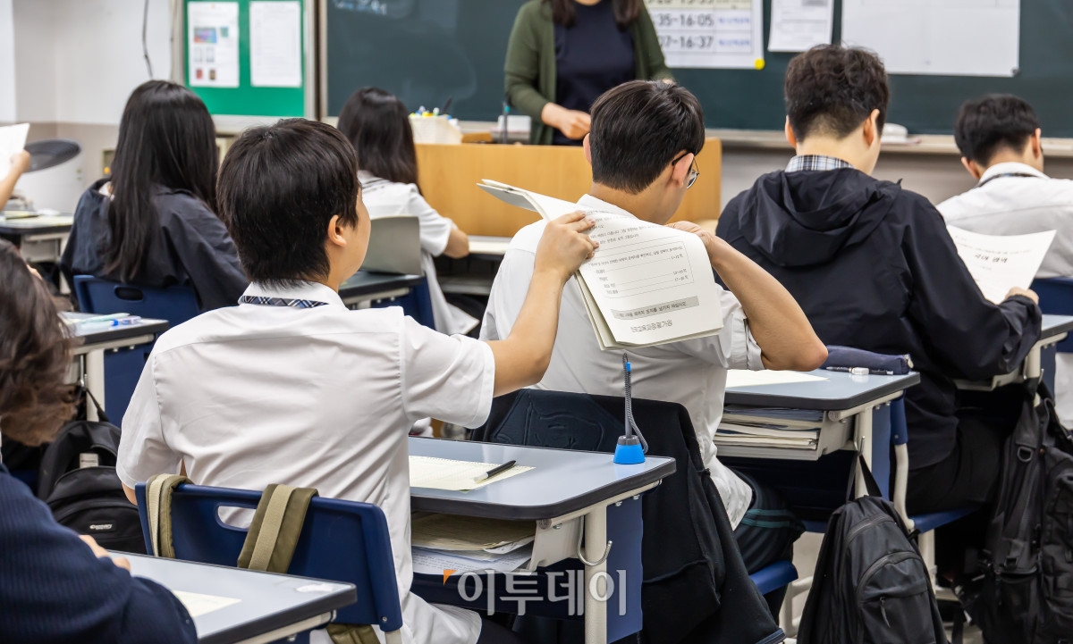 ▲2026학년도 대학수학능력시험 6월 모의평가 시행일인 4일 서울 금천구 금천고등학교에서 학생들이 시험지를 배부 받고 있다. 사진공동취재단