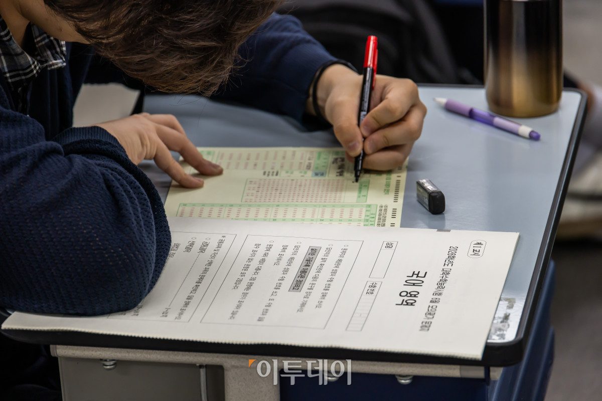 ▲2026학년도 대학수학능력시험 6월 모의평가 시행일인 4일 서울 금천구 금천고등학교에서 학생들이 OMR카드에 마킹을 하고 있다. 사진공동취재단