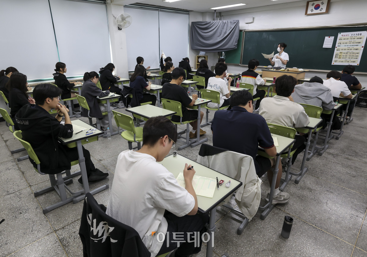 ▲2026학년도 대학수학능력시험 6월 모의평가 시행일인 지난달 4일 서울 광진구 광남고등학교에서 학생들이 시험 준비를 하고 있다. 사진공동취재단