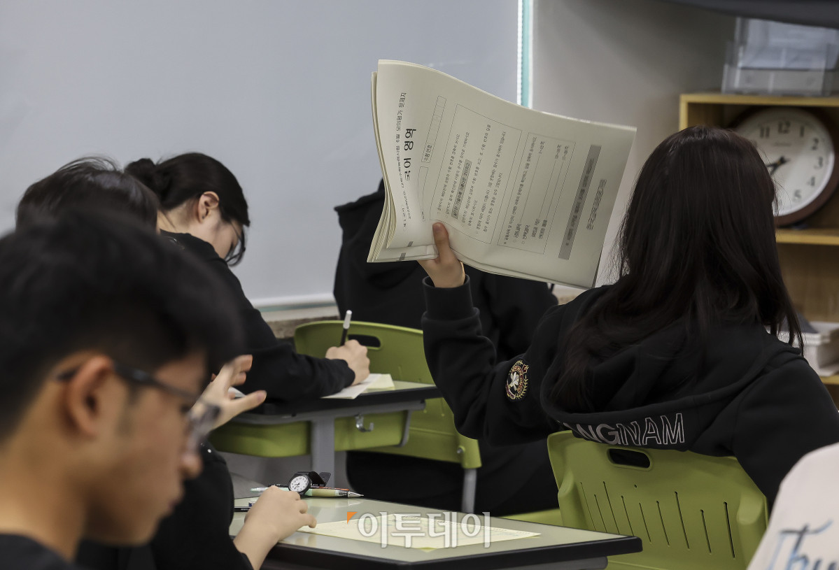 ▲2026학년도 대학수학능력시험 6월 모의평가 시행일인 4일 서울 광진구 광남고등학교에서 학생들이 시험지를 배부받고 있다. 사진공동취재단
