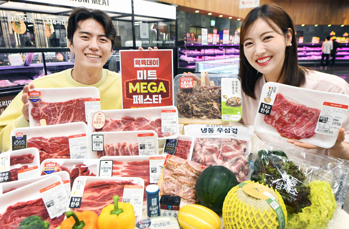 ▲모델이 4일 서울 등촌동 ‘홈플러스 메가 푸드 마켓 라이브 강서점’에서 ‘미트 메가(MEGA) 페스타’를 비롯한 각종 할인 행사 상품을 소개하고 있다. (사진제공=홈플러스)