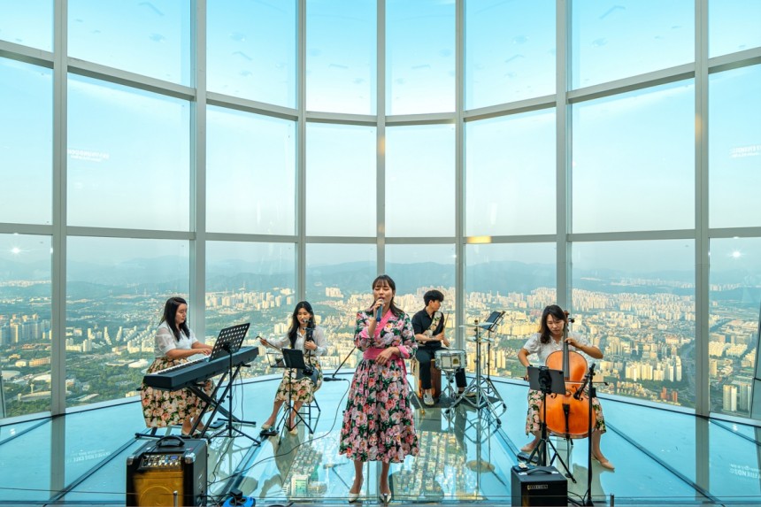 ▲서울스카이 '오픈 스페이지 in 서울스카이' 공연 모습 (사진제공=롯데월드)