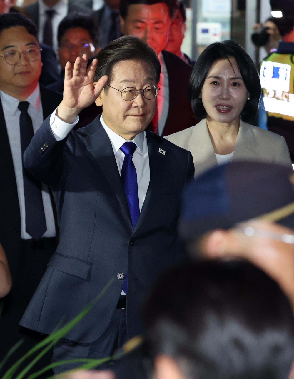 ▲이재명 더불어민주당 대통령 후보가 당선이 확실시된 가운데 4일 서울 여의도 더불어민주당 당사에 들어서며 손을 흔들고 있다. 신태현 기자 holjjak@ (이투데이DB)