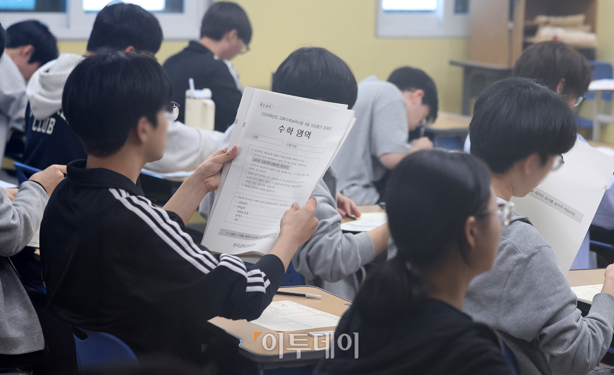 ▲재수생들이 2026학년도 대학수학능력시험 6월 평가원 모의고사 시행일인 4일 서울 양천구 종로학원 고사실에서 시험지를 배부받고 있다. 조현호 기자 hyunho@