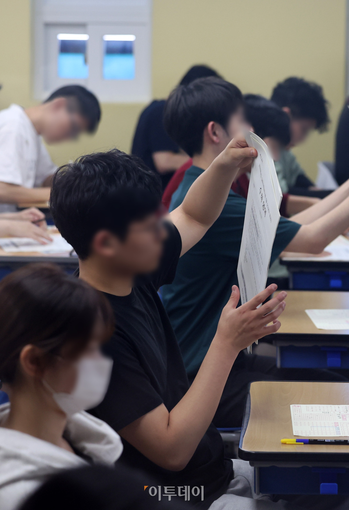 ▲재수생들이 2026학년도 대학수학능력시험 6월 평가원 모의고사 시행일인 4일 서울 양천구 종로학원 고사실에서 시험지를 배부받고 있다. 조현호 기자 hyunho@