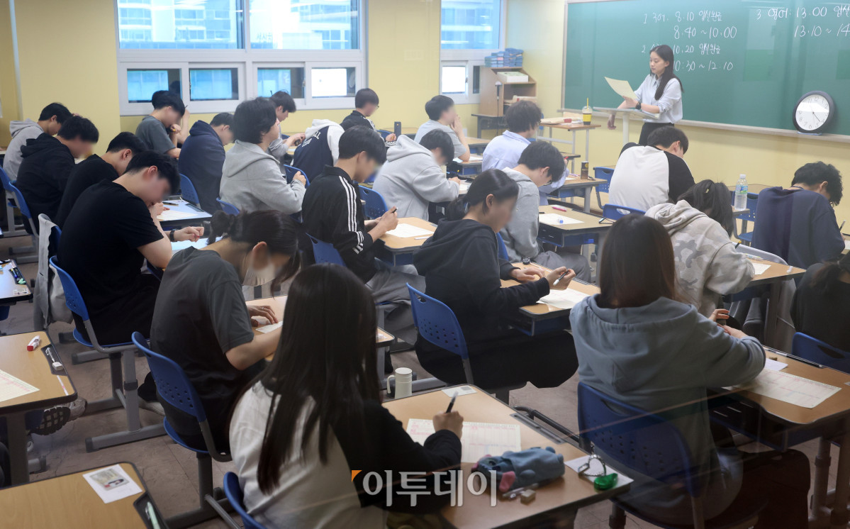 ▲재수생들이 2026학년도 대학수학능력시험 6월 평가원 모의고사 시행일인 4일 서울 양천구 종로학원 고사실에서 시험 시작을 기다리고 있다. 조현호 기자 hyunho@