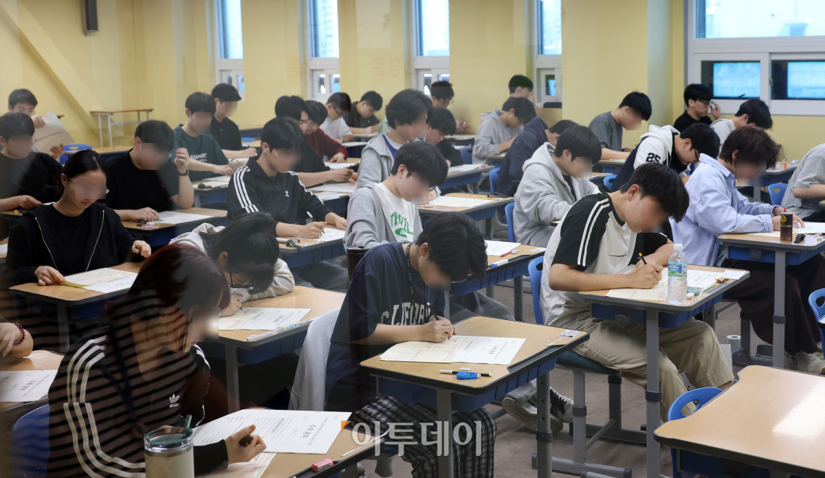 ▲재수생들이 2026학년도 대학수학능력시험 6월 평가원 모의고사 시행일인 4일 서울 양천구 종로학원 고사실에서 시험을 보고 있다. 조현호 기자 hyunho@