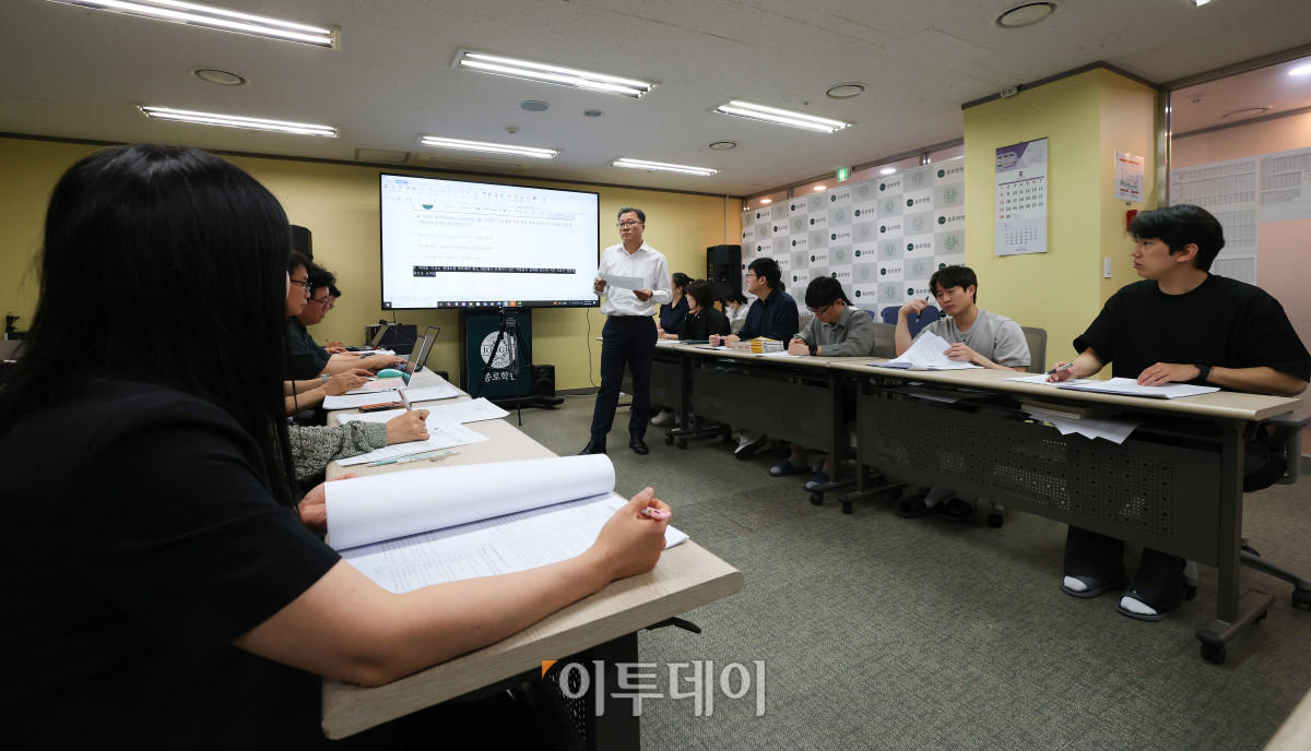 ▲임성호 종로학원 대표와 강사들이 4일 서울 양천구 종로학원 분석상황실에서 6월 평가원 모의고사 문제분석 회의를 하고 있다. 조현호 기자 hyunho@
