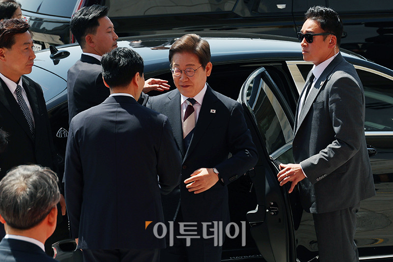 ▲이재명 대통령이 4일 취임 선서를 위해 서울 여의도 국회 본청에 들어서고 있다.  고이란 기자 photoeran@