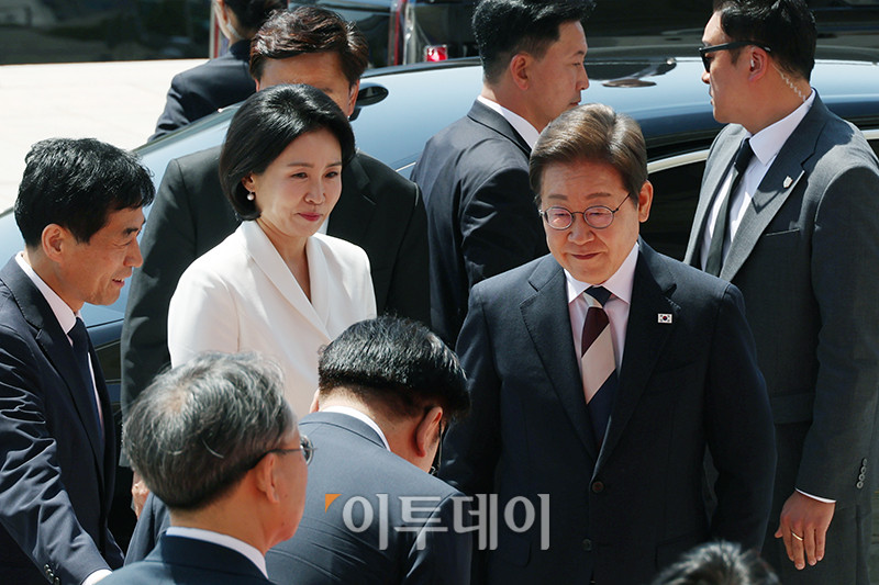 ▲이재명 대통령이 김혜경 여사와 함께 4일 취임 선서를 위해 서울 여의도 국회 본청에 들어서고 있다. 2025.06.04.