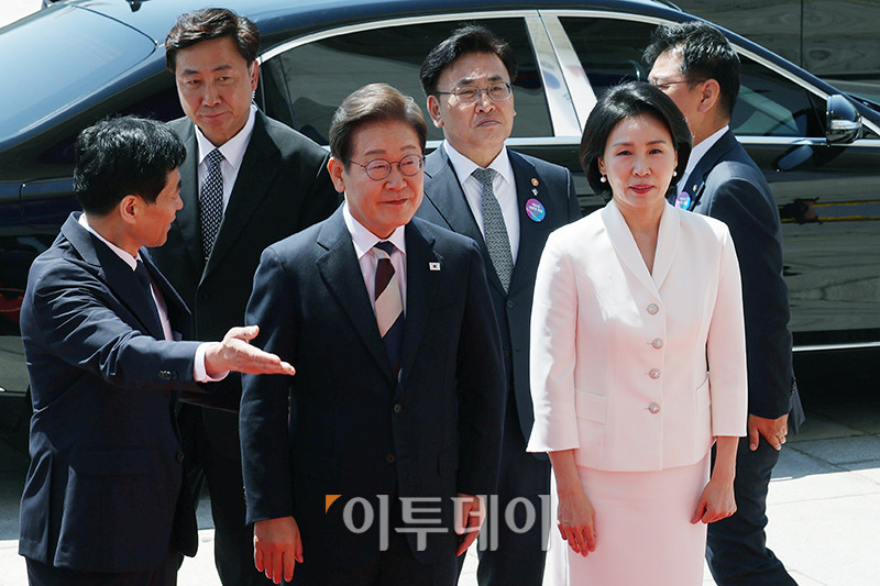 ▲이재명(앞줄 가운데) 대통령이 김혜경(앞줄 오른쪽) 여사와 함께 4일 취임 선서를 위해 김민기(앞줄 왼쪽) 국회 사무총장의 영접을 받으며 서울 여의도 국회 본청에 들어서고 있다.  고이란 기자 photoeran@