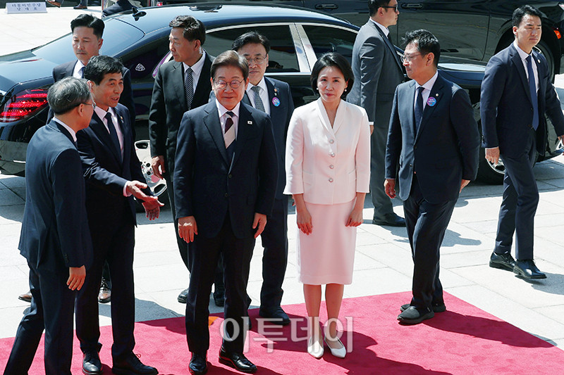 ▲이재명 대통령이 김혜경 여사와 함께 4일 취임 선서를 위해 서울 여의도 국회 본청에 들어서고 있다. 고이란 기자 photoeran@