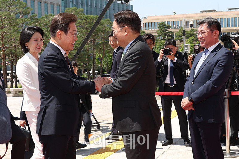 ▲이재명(왼쪽 두번째) 대통령이 김혜경(왼쪽) 여사와 함께 4일 취임 선서를 위해 우원식 국회의장의 영접을 받으며 서울 여의도 국회 본청에 들어서고 있다. 사진=고이란 기자 photoeran@