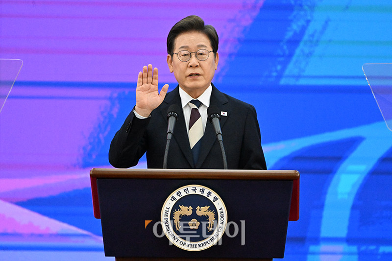 ▲이재명 대통령이 4일 서울 여의도 국회 의사당 로텐더홀)에서 제21대 대통령 취임선서를 하고 있다. 국회사진기자단