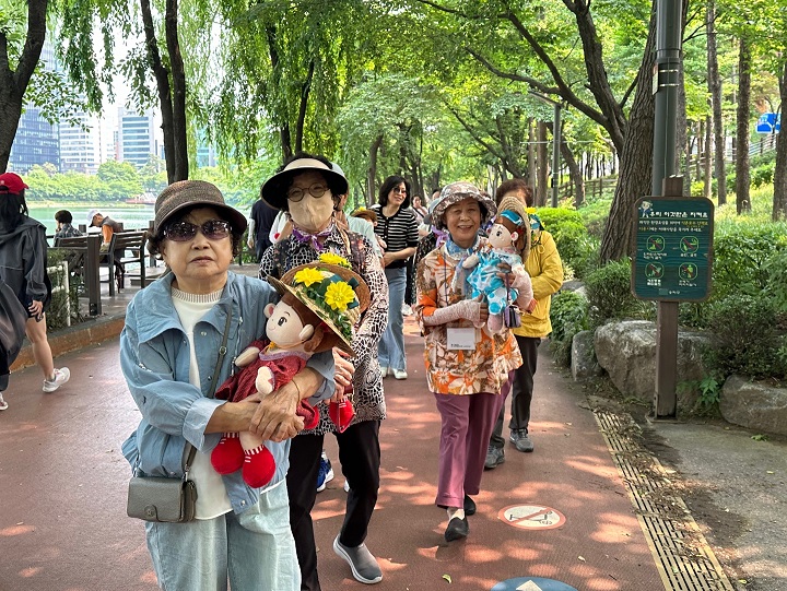 ▲송파 AI로봇 효손이와 나들이. 사진제공-송파구