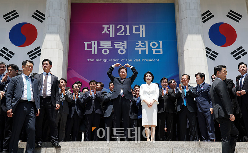 ▲이재명 대통령이 김혜경 여사와 함께 4일 서울 여의도 국회 로텐더홀에서 취임 선서를 마치고 나와 잔디광장에 모인 시민들을 향해 인사하고 있다. 국회사진기자단