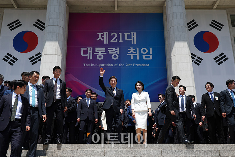 ▲이재명 대통령이 김혜경 여사와 함께 4일 서울 여의도 국회 로텐더홀에서 취임 선서를 마치고 나와 잔디광장에 모인 시민들을 향해 인사하고 있다. 국회사진기자단