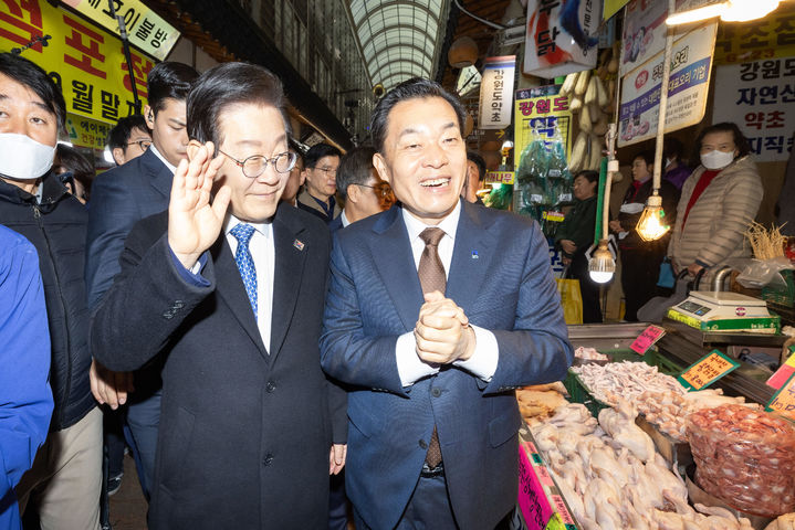 ▲이재명 더불어민주당 대표와 이재준 경기 수원시장이 지난해 11월 21일 수원 못골종합·영동시장을 돌면서 민생현장을 탐방하고 있다. (이재준 수원시장 SNS 캡쳐.)