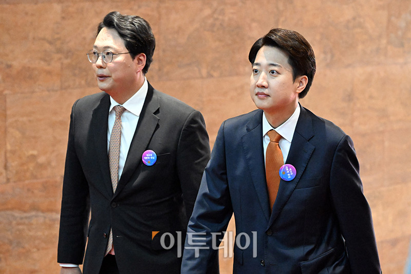 ▲개혁신당 이준석 의원과 천하람 의원이 4일 서울 여의도 국회 의사당 중앙홀에서 제21대 대통령 취임선서에 참석하고 있다. 국회사진기자단