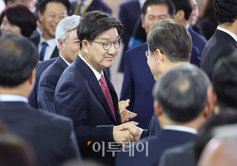 ▲이재명 제21대 대통령이 4일 서울 여의도 국회 로텐더 홀에서 취임선서를 마친 뒤 권성동 국민의힘 원내대표와 인사하고 있다. 국회사진기자단