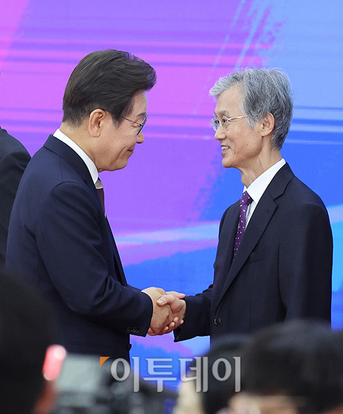 ▲ 이재명 제21대 대통령이 4일 서울 여의도 국회 로텐더 홀에서 취임 선서를 마친 뒤 조희대 대법원장과 인사하고 있다. 국회 사진 기자단 (고이란 기자 photoeran@)